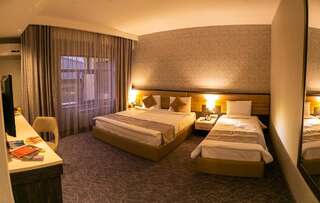 Отель Parkway Inn Hotel & Spa Баку Стандартный трехместный номер-1